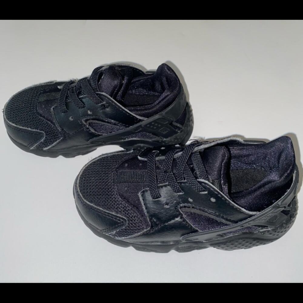 NIKE BOYS “SLIP ONS” SIZE 8 MINT
